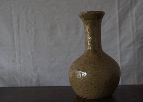 土らしさを残したスマートな花器
