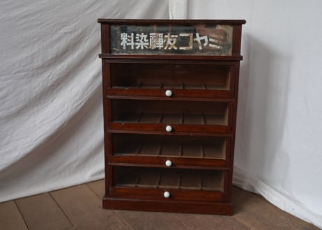 時を重ねたガラスの小引き出し