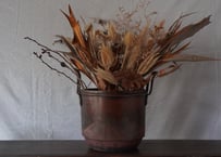 時をまとった銅の花器