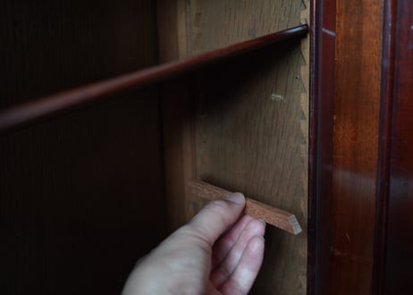 西洋建築のような佇まいのウォールキャビネット