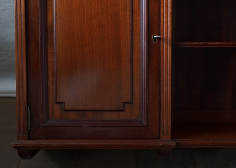 西洋建築のような佇まいのウォールキャビネット