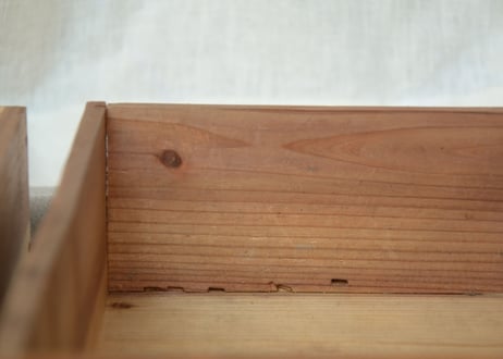 古い真鍮摘みの小引き出し