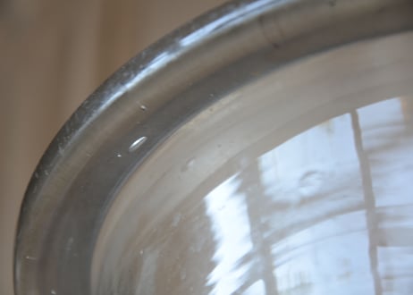 重厚感のあるガラス瓶