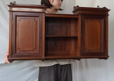 西洋建築のような佇まいのウォールキャビネット