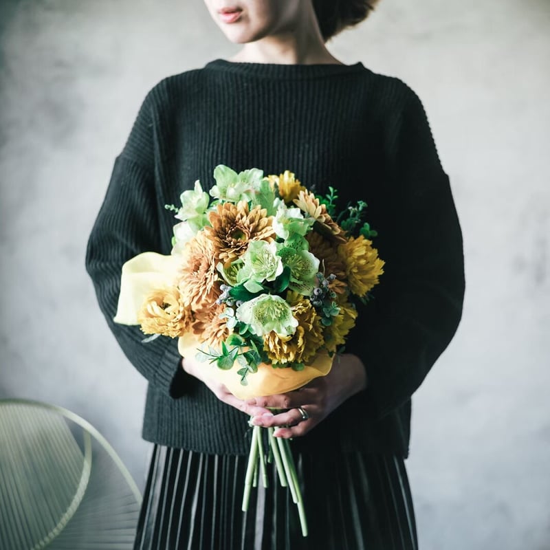 イエローガーベラとクリスマスローズのナチュラルブーケ  