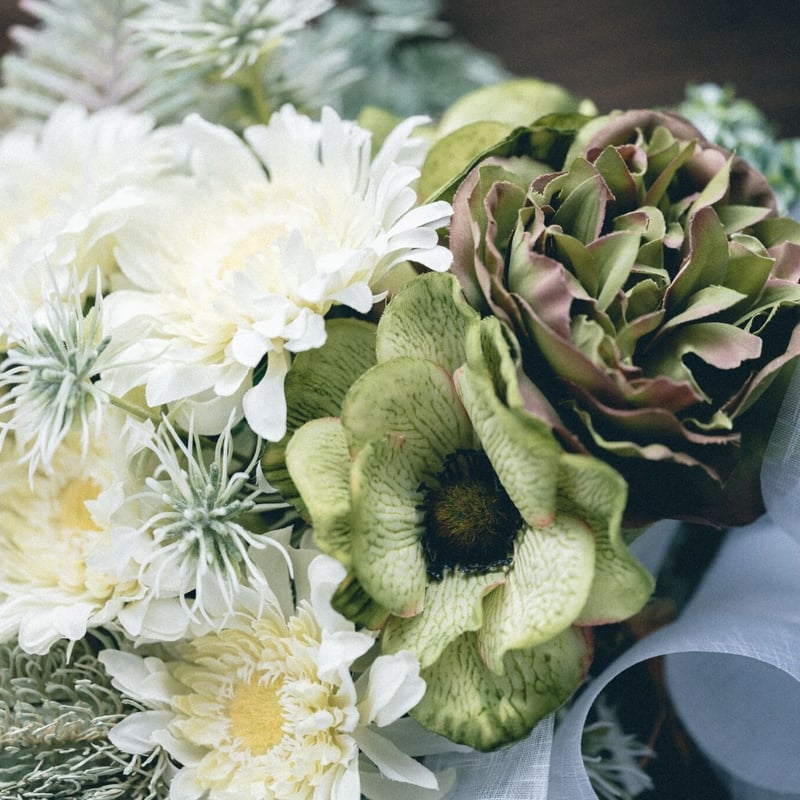 ホワイトガーベラとシルバーリーフのブーケ | Flowerdesign BICOLUT