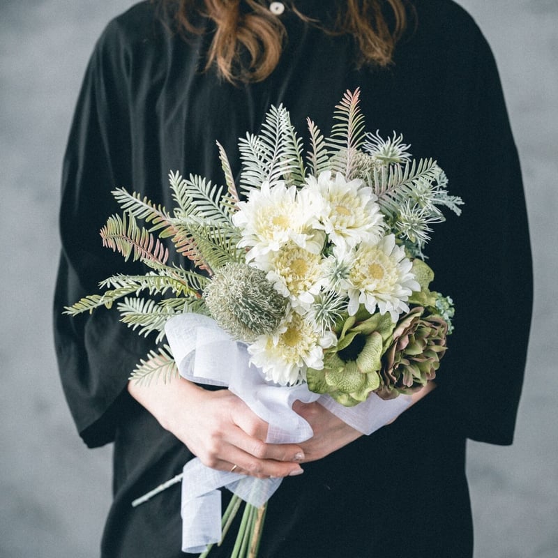 ホワイトガーベラとシルバーリーフのブーケ | Flowerdesign BICOLUT 