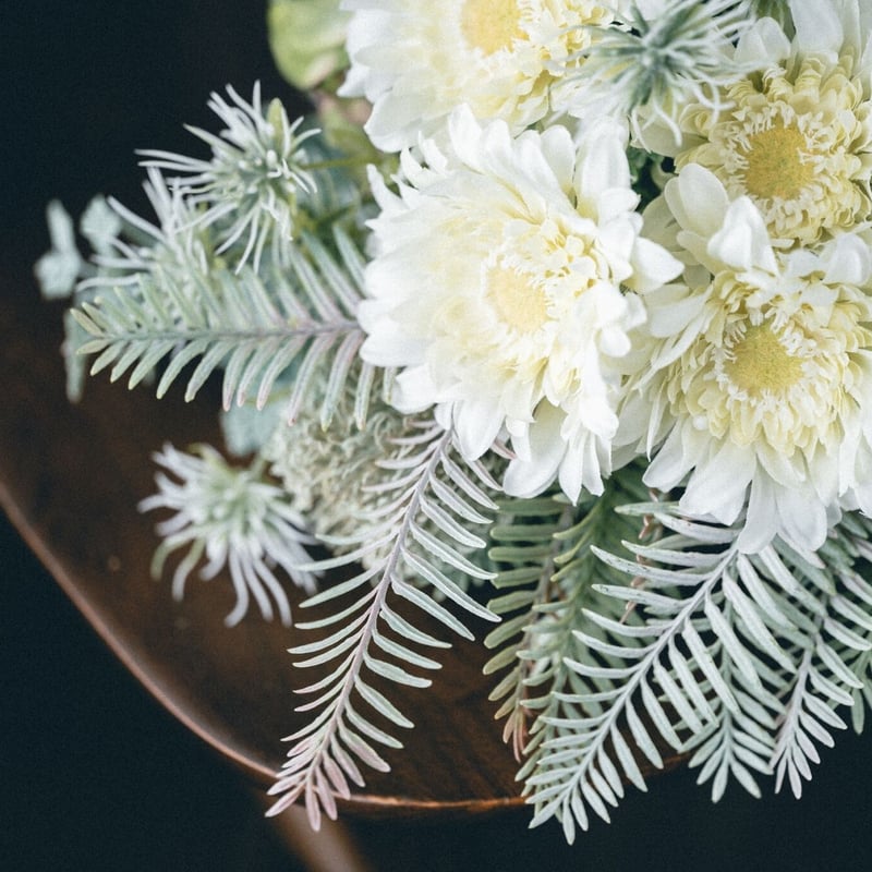 ホワイトガーベラとシルバーリーフのブーケ | Flowerdesign BICOLUT