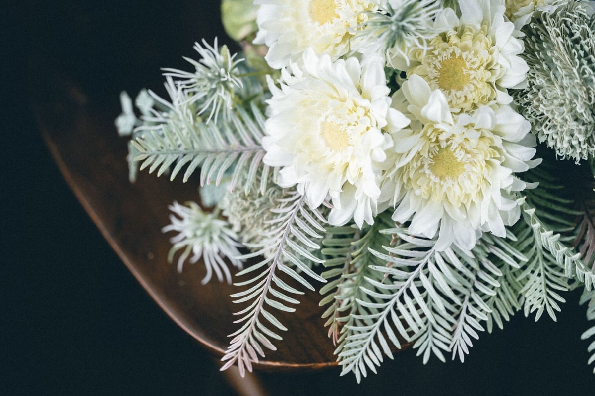 ホワイトガーベラとシルバーリーフのブーケ | Flowerdesign BICOLUT