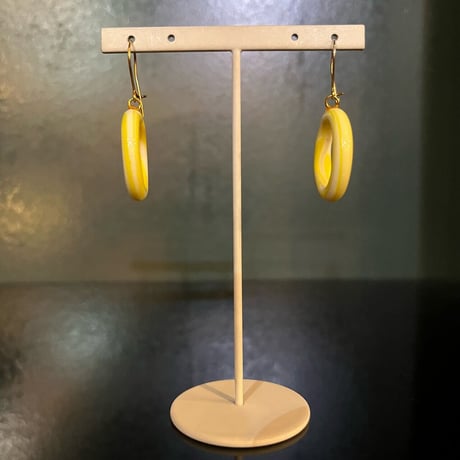 YELLOW MARBLE GLASS PIECE [S-4497]