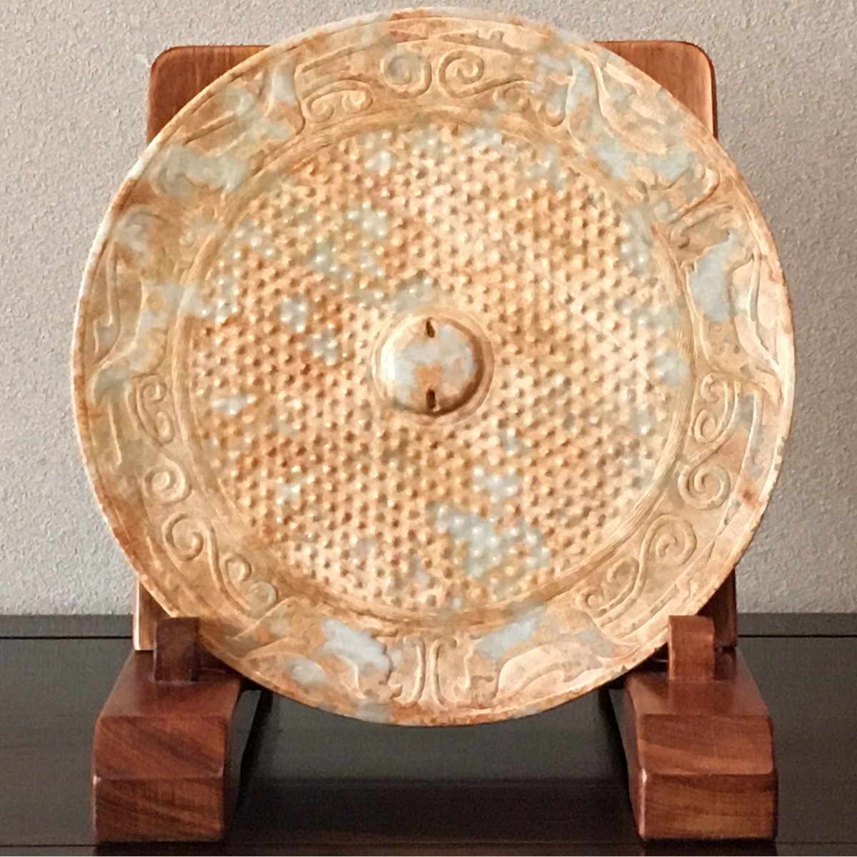 中国 玉石彫刻 神獣透かし彫 玉壁 硯屏 直径28㎝ 飾台付 V 8135