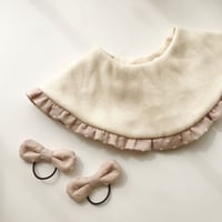 【C&Sドットミニヨン使用】キット：フリル付き丸いスタイ・グレイッシュピンク