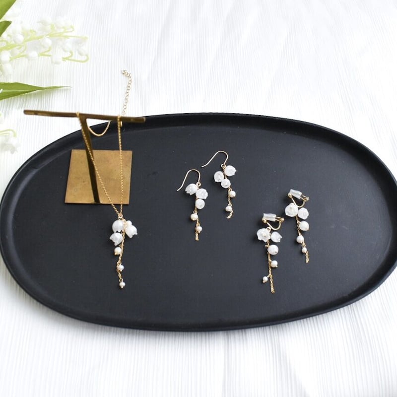 レア 14kgf淡水パールフラワーカービングピアス minikin]14kgf/淡水パールカーブピアス