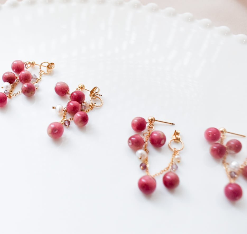 Kaya◆ヘリコニアカービングピンク&ブルーソーダライトピアス✧14kgf 天然石アクセサリーアンジュドーエールのオンラインショップ