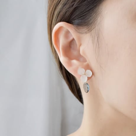あじさい（白）×ロンドンブルートパーズ イヤリング