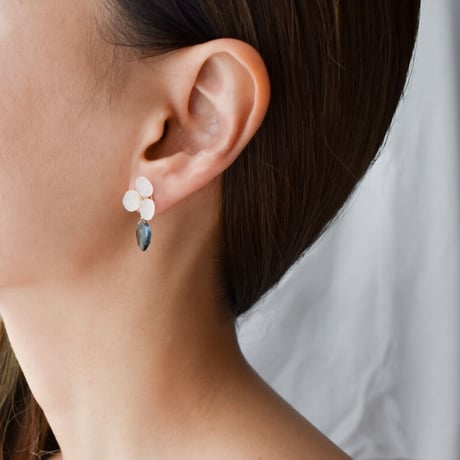 あじさい（白）×ロンドンブルートパーズ ピアス