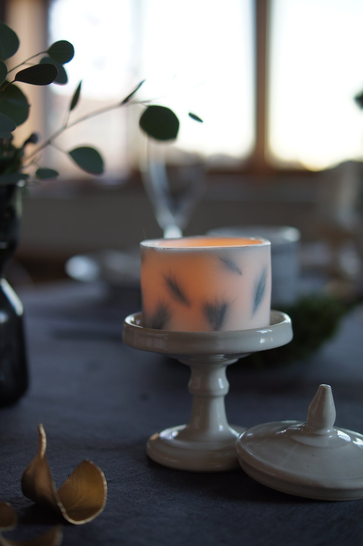 囀る鳥は羽ばたかない アロマキャンドル ～硝煙と冷雨の香り～ 囀る鳥は