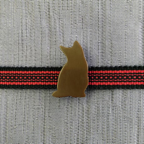 チョコレート菓子みたいな猫の帯留め（なあに？）