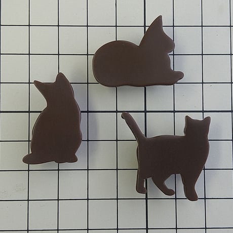 チョコレート菓子みたいな猫の帯留め（なあに？）