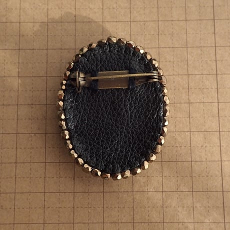 cattic/天然石カボションのビーズ刺繍ブローチ（フローライト）