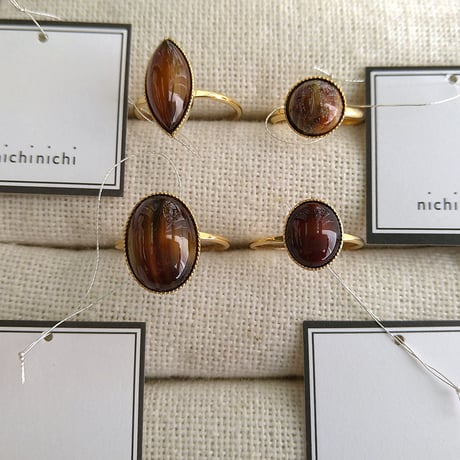 nichinichi/ヴィンテージガラスのリング(ブラウンクリーム14×10mm)