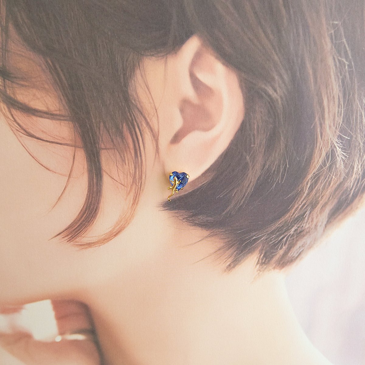 149 ブローチシリーズトカゲちゃん　ハンドメイド　ピアスorイヤリング 水玉模様トカゲの片耳ピアス トカゲの形をしたユニークなレジン