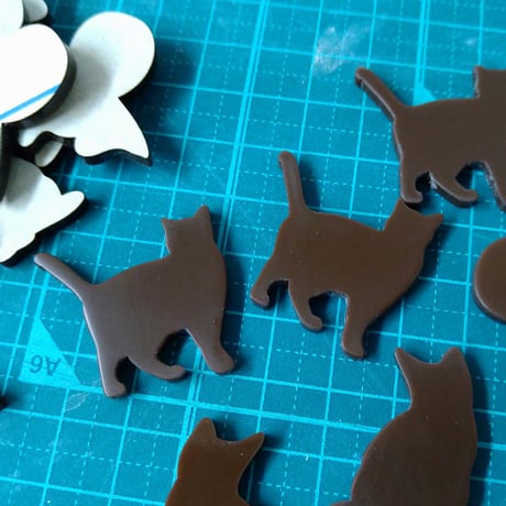 チョコレート菓子みたいな猫の帯留め（なあに？）