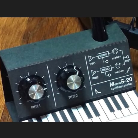 【シンセサイザッカー】MemoS-20PE　シンセサイザー型・ペンスタンドメモ・SKP付き