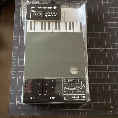 【シンセサイザッカー】MemoS-20PE　シンセサイザー型・ペンスタンドメモ・SKP付き