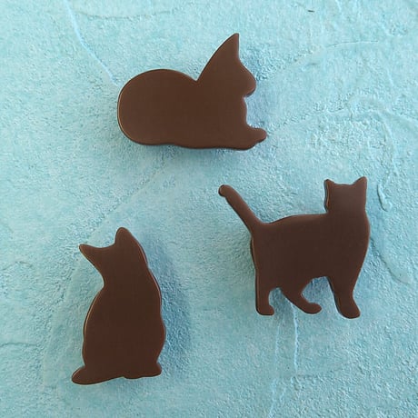 チョコレート菓子みたいな猫の帯留め（なあに？）