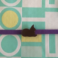 チョコレート菓子みたいな猫の帯留め（窓の外には）