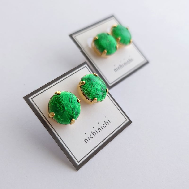 nichinichi/ヴィンテージガラスのピアス/グリーン箔 | cattic