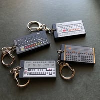 【シンセサイザッカー】  リズムマシンラバーキーホルダー