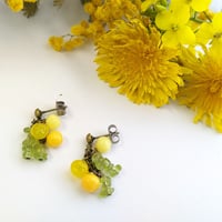 cattic/春の花とペリドットのイヤリング/ピアス(金古美)