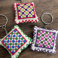【架け箸】パレスチナ製 手刺繍キーホルダー『ひよこ豆とレーズン』