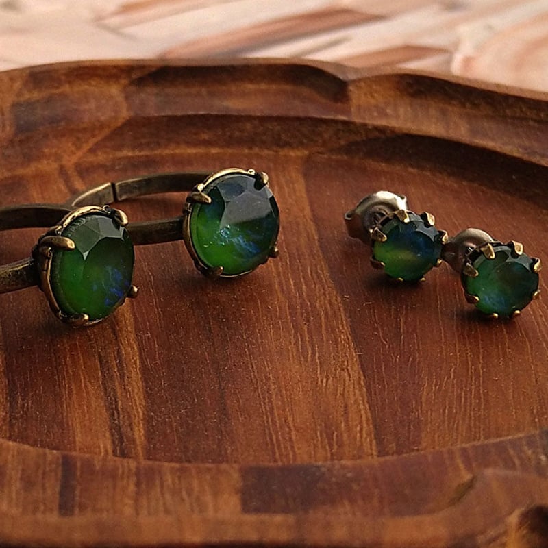 チェコガラスのピアス（グリーンムーン） | cattic