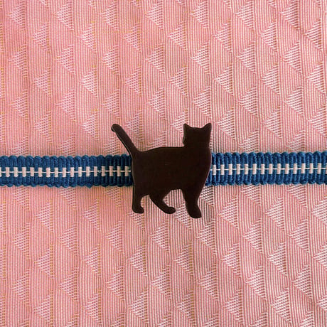チョコレート菓子みたいな猫の帯留め（お散歩）