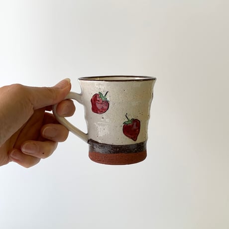 【アウトレット】 マグカップ 持ちやすい アウトレット  おしゃれ 陶器 北欧 かわいい  コーヒーカップ  カップ いちご柄 苺 カフェ 和 日本製 コーヒー 紅茶 白 マグ 訳あり