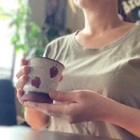【アウトレット】モダン いちご コップ 瑞幸窯 ハンドメイド 波佐見焼 陶器 おしゃれ  レンジ対応 食洗機対応 コップ 食器 ブランド