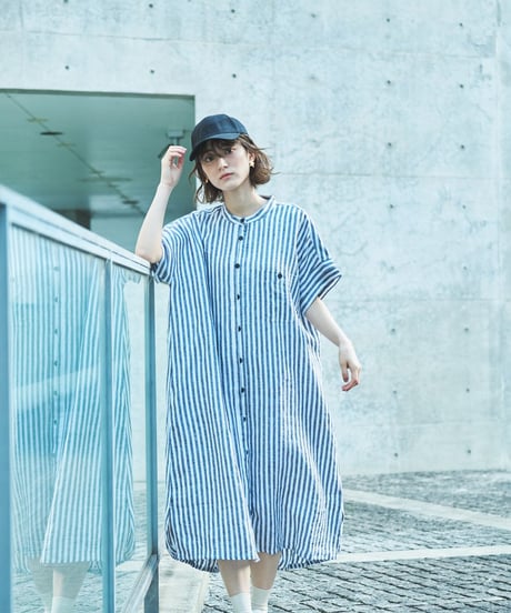 リネン 8mm巾ストライプ　バンドカラー 半比翼後ろヨークギャザーシャーリング二枚袖ワンピース　   ub25-0617