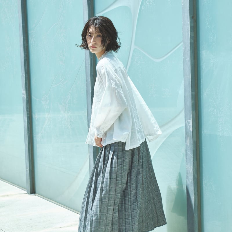 胸元多数ピンタック 襟・カウスレース付き胡桃釦ブラウス ○ub21-0380