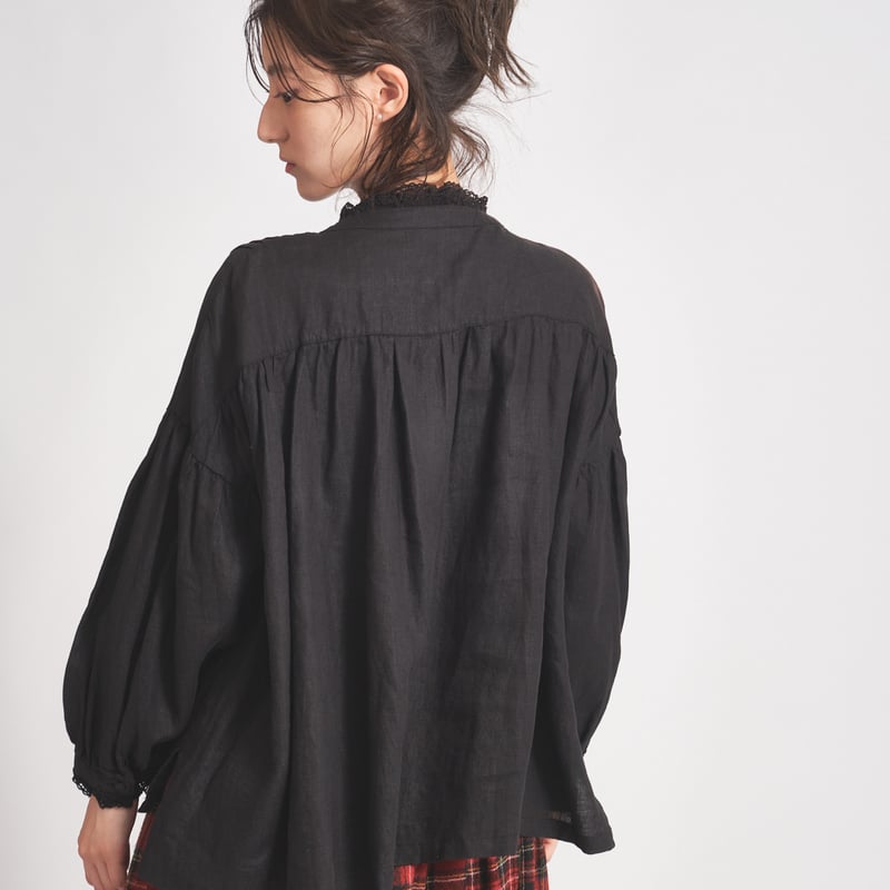 胸元多数ピンタック 襟・カウスレース付き胡桃釦ブラウス ○ub21-0380