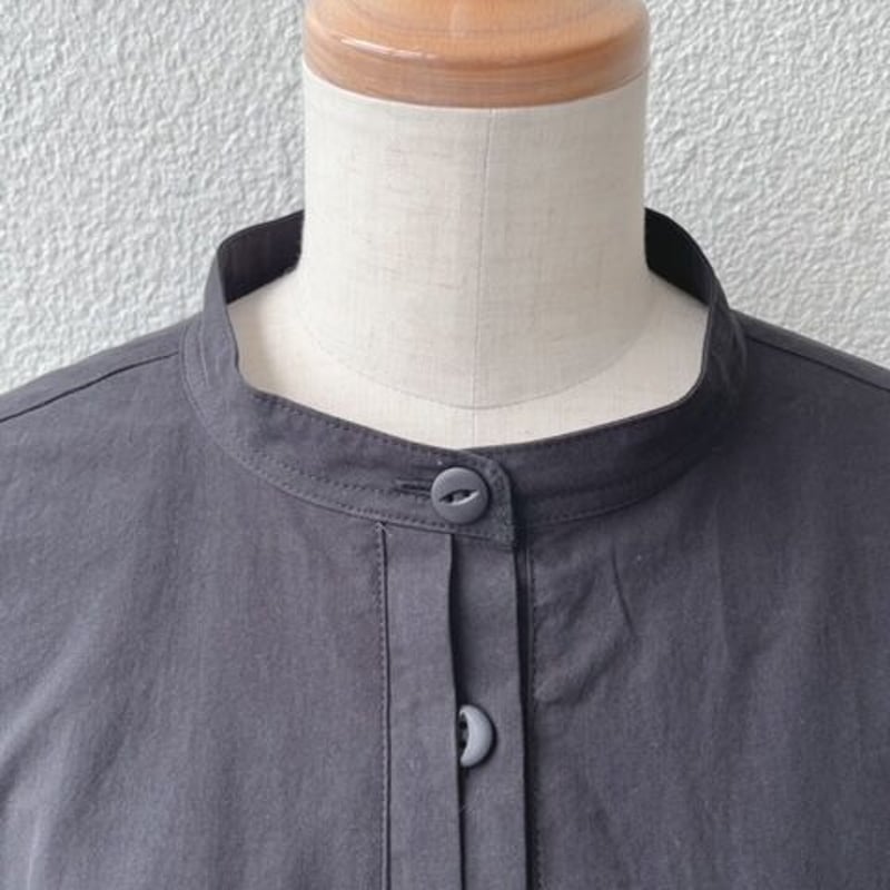 コットンタイプライターバンドカラー半比翼 後ろ裾シャーリングシャツ