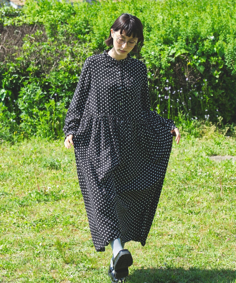 ドット柄バンドカラーかぶりウエストギャザー長袖ワンピース