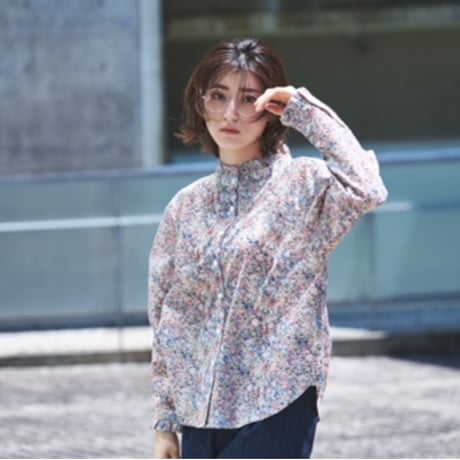 スプリンクルプリント 襟・袖口フリル貝釦長袖ブラウス ub26