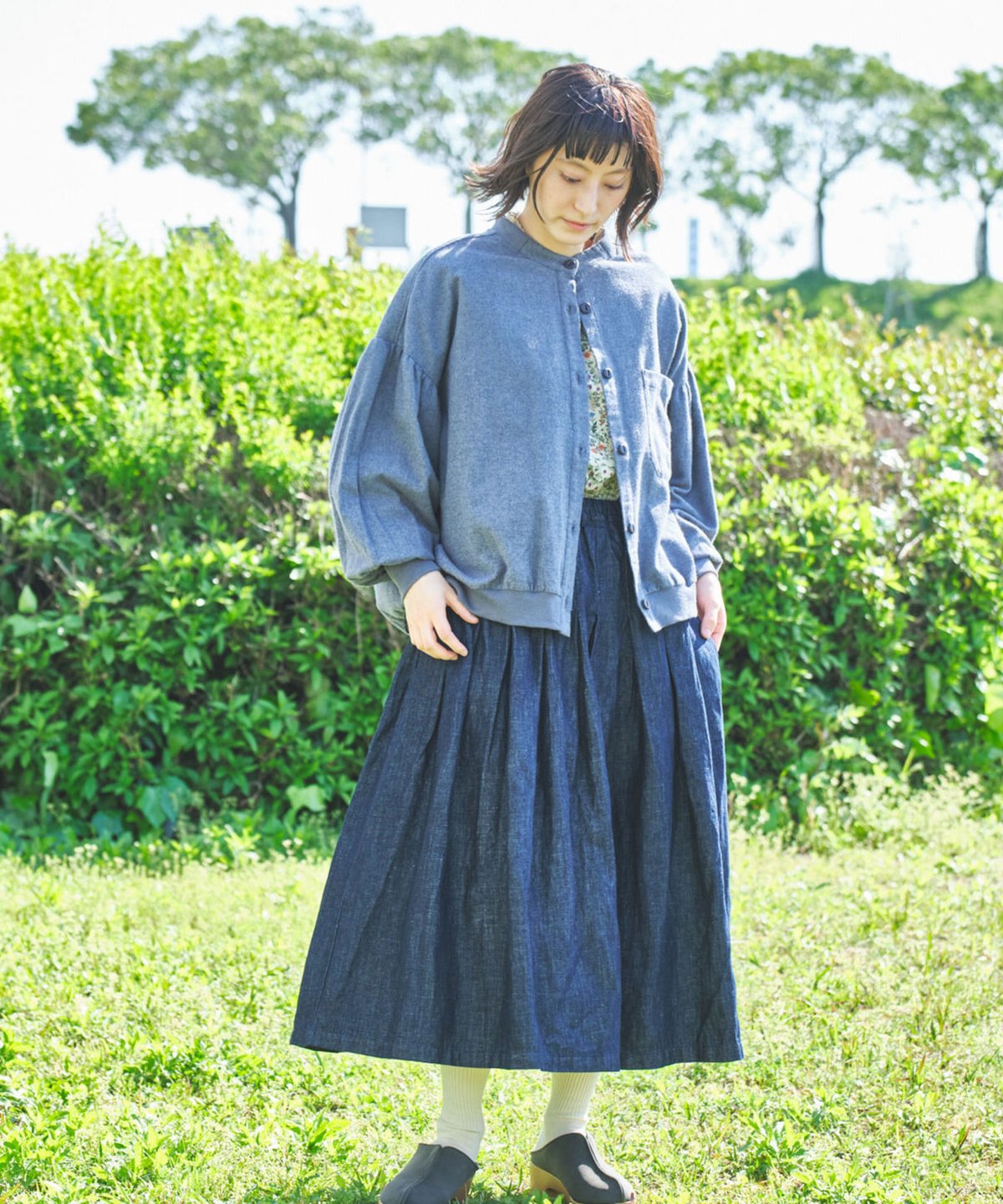 トップ染めシャンブレービエラ 襟・袖口・裾リブ付き猫目釦ブラウス