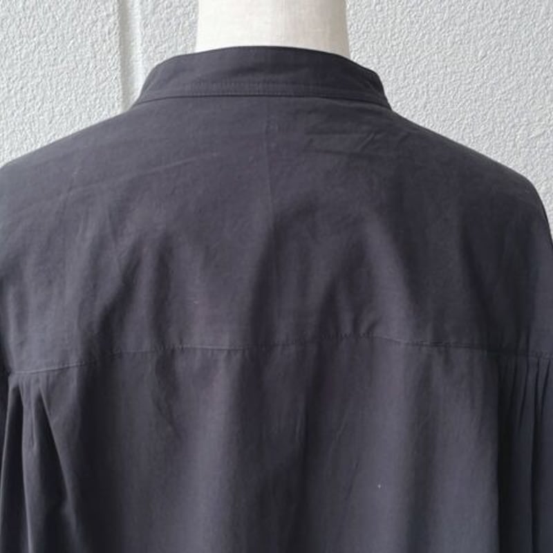 コットンタイプライターバンドカラー半比翼 後ろ裾シャーリングシャツ