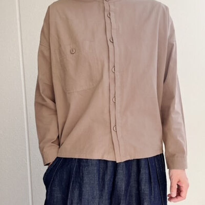 コットンタイプライターバンドカラー半比翼 後ろ裾シャーリングシャツ