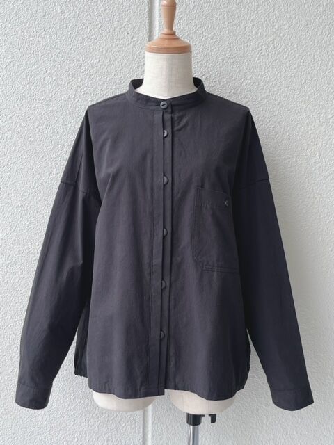 コットンタイプライターバンドカラー半比翼 後ろ裾シャーリング