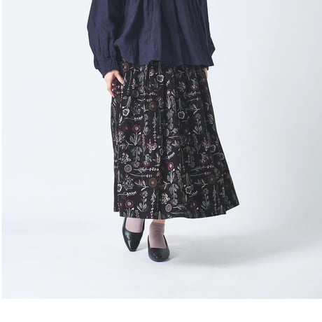 ✳︎ubasoku✳︎ウバソク.黒.リネンジャンバースカート.フリル.横花のボタン ubasoku